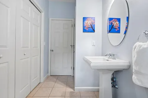 16 Stirling Avenue Hooksett NH 03106