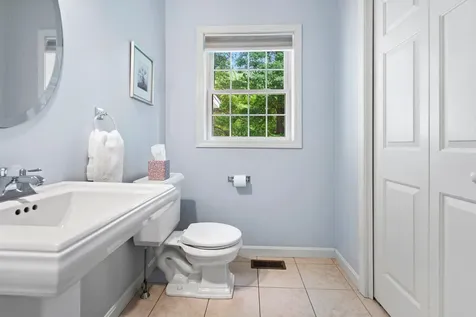 16 Stirling Avenue Hooksett NH 03106