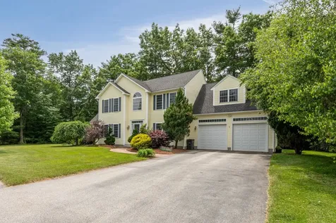 16 Stirling Avenue Hooksett NH 03106