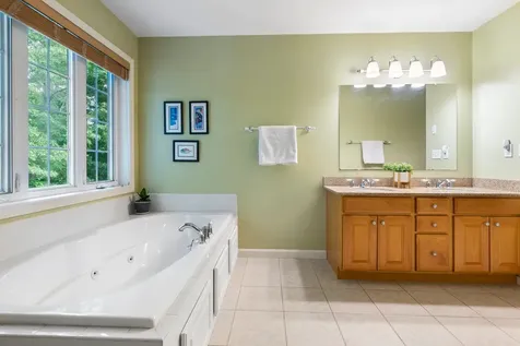 16 Stirling Avenue Hooksett NH 03106