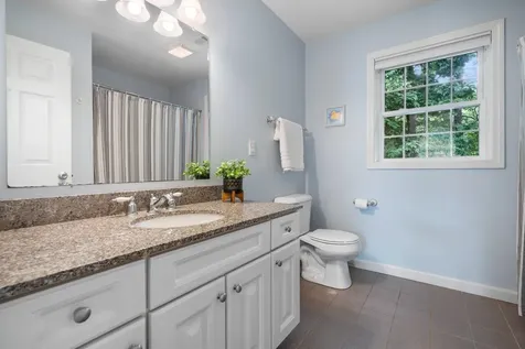 16 Stirling Avenue Hooksett NH 03106