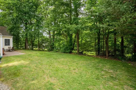 16 Stirling Avenue Hooksett NH 03106