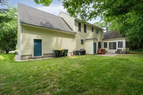 16 Stirling Avenue Hooksett NH 03106