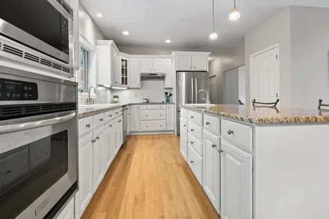 16 Stirling Avenue Hooksett NH 03106