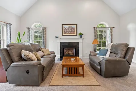 16 Stirling Avenue Hooksett NH 03106