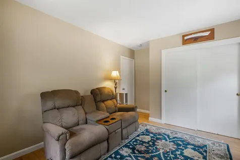 522 Oak Street Manchester NH 03104