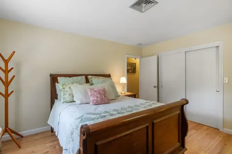 522 Oak Street Manchester NH 03104