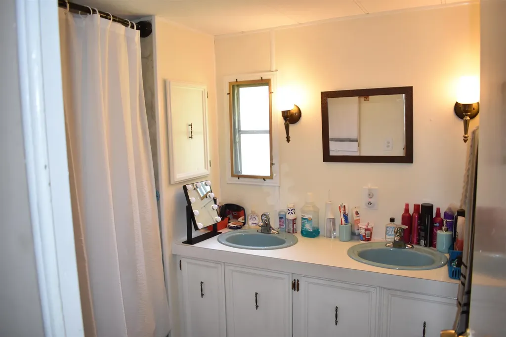 12 Cogswell Way Enfield NH 03748