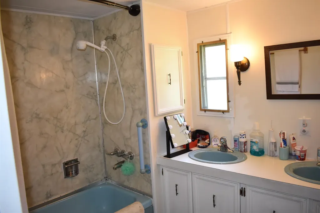 12 Cogswell Way Enfield NH 03748