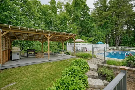132 Winnicutt Road Stratham NH 03885