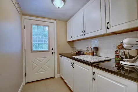 132 Winnicutt Road Stratham NH 03885