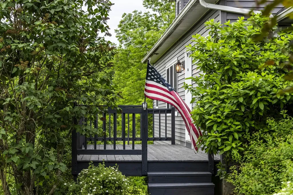 86 Appletree Lane Newport City VT 05855