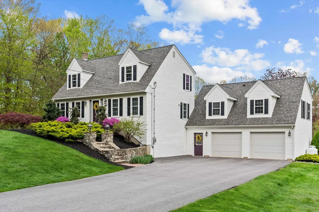 10 Goulds Hill Road Newton NH 03858