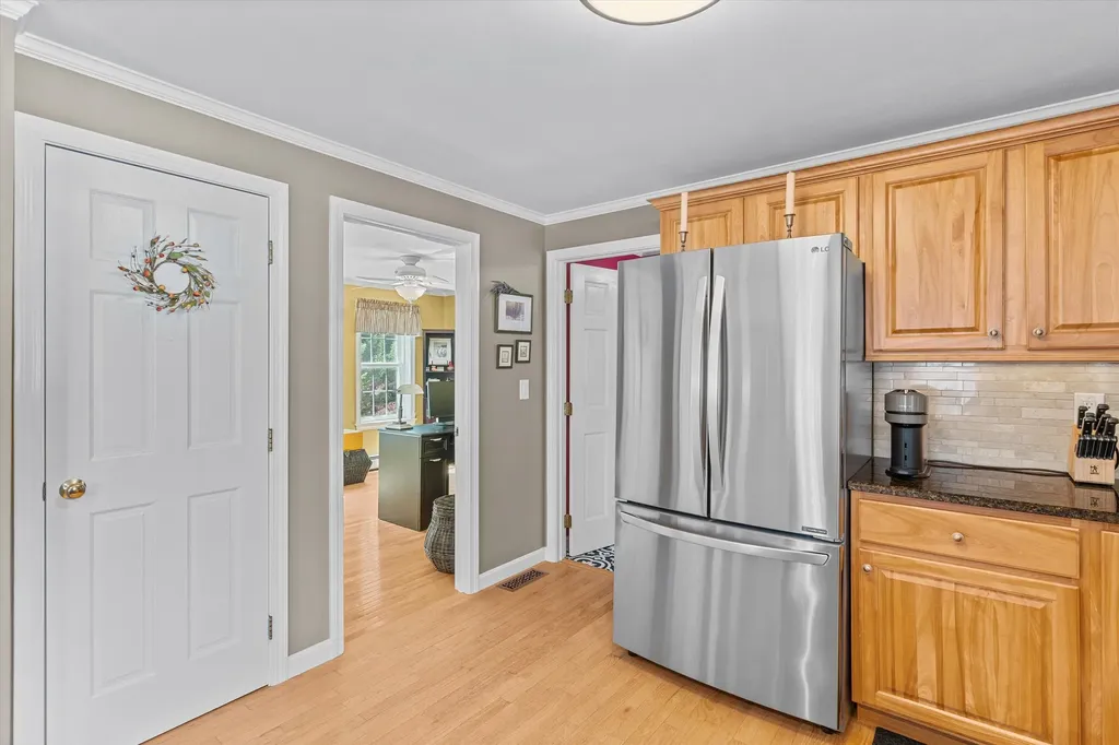 10 Goulds Hill Road Newton NH 03858