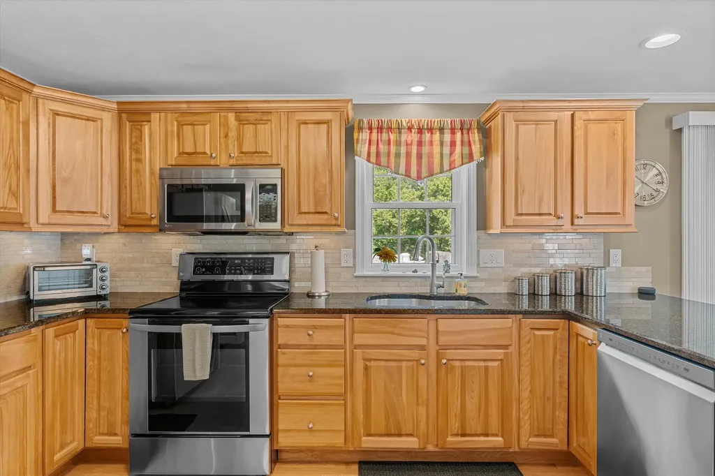 10 Goulds Hill Road Newton NH 03858