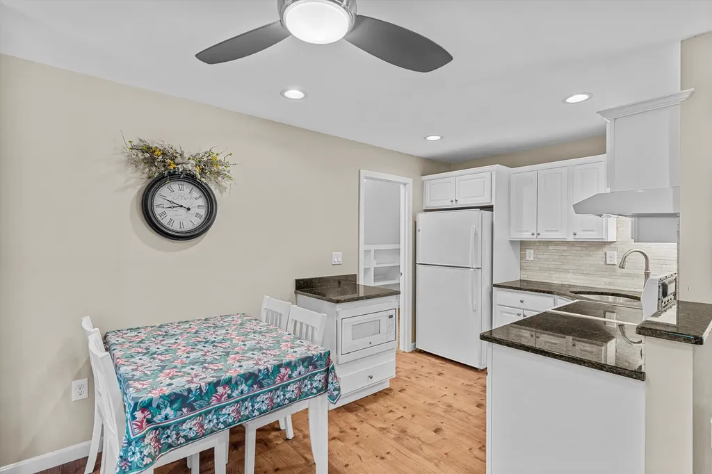 10 Goulds Hill Road Newton NH 03858