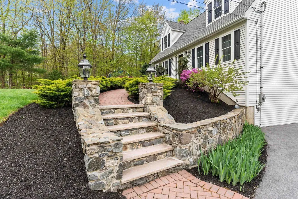10 Goulds Hill Road Newton NH 03858