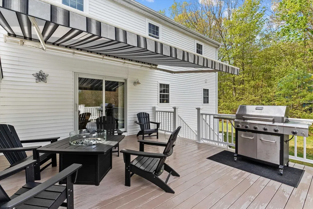 10 Goulds Hill Road Newton NH 03858