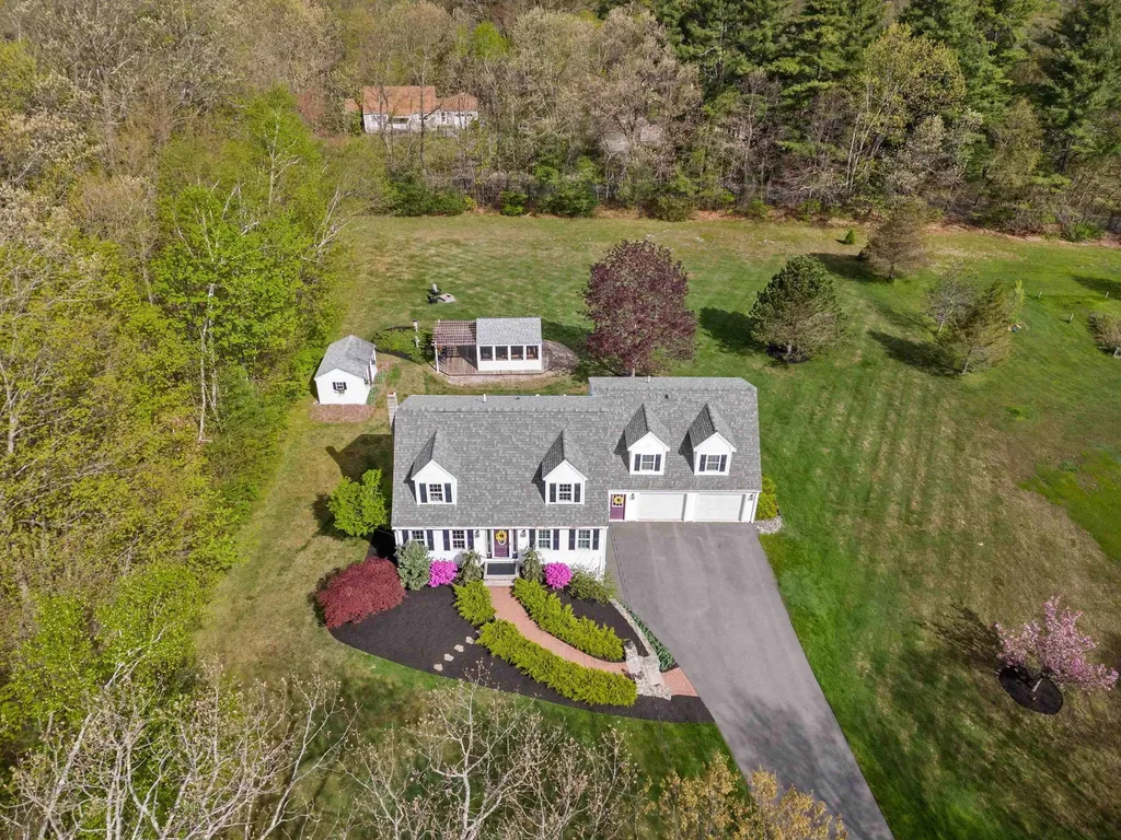 10 Goulds Hill Road Newton NH 03858