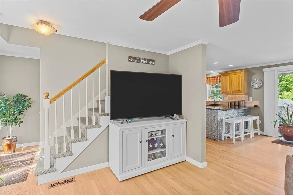 10 Goulds Hill Road Newton NH 03858