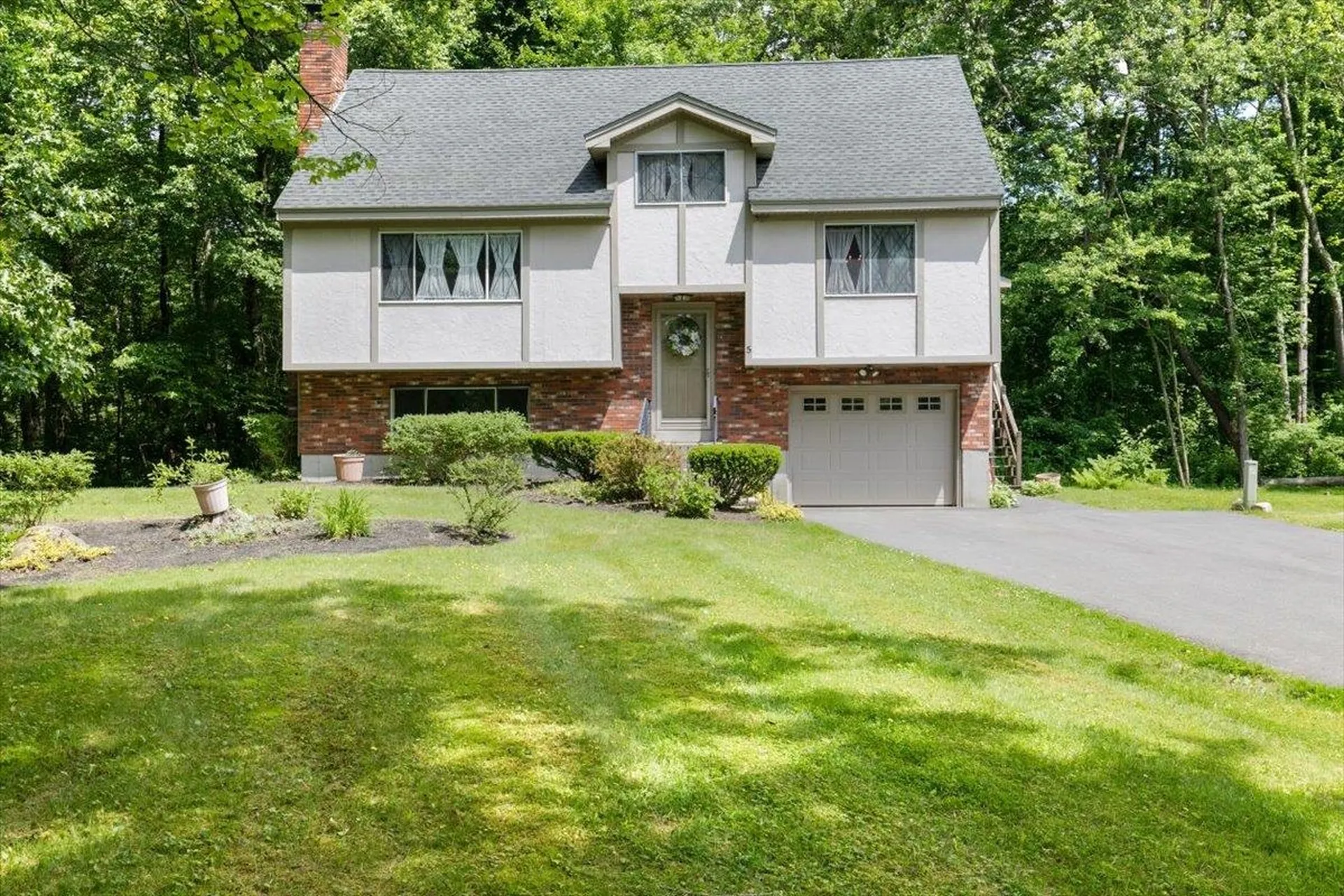 5 Seminole Place Londonderry NH 03053