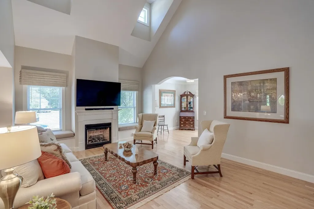10 Metea Lane Bedford NH 03110