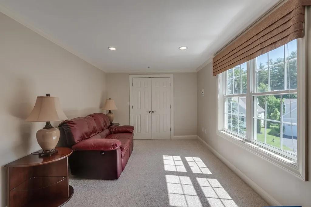 10 Metea Lane Bedford NH 03110