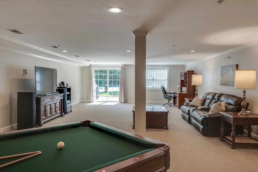 10 Metea Lane Bedford NH 03110
