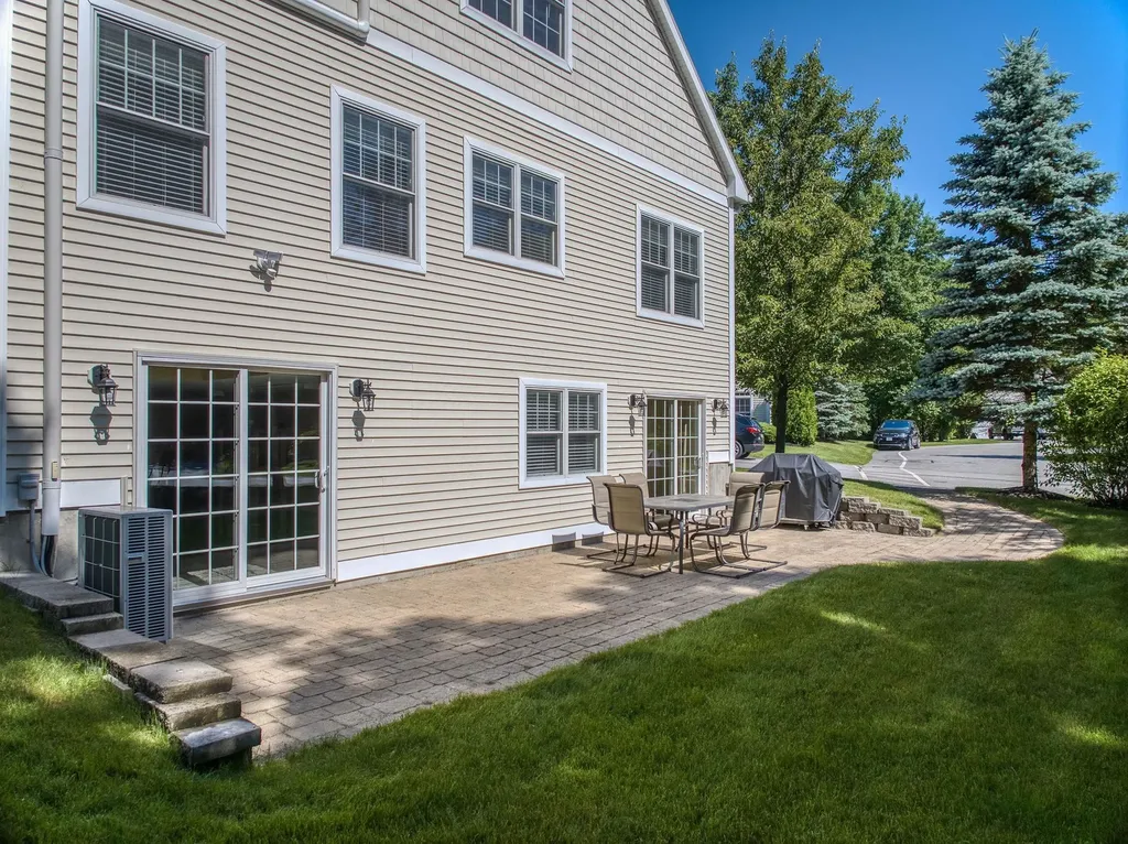 10 Metea Lane Bedford NH 03110