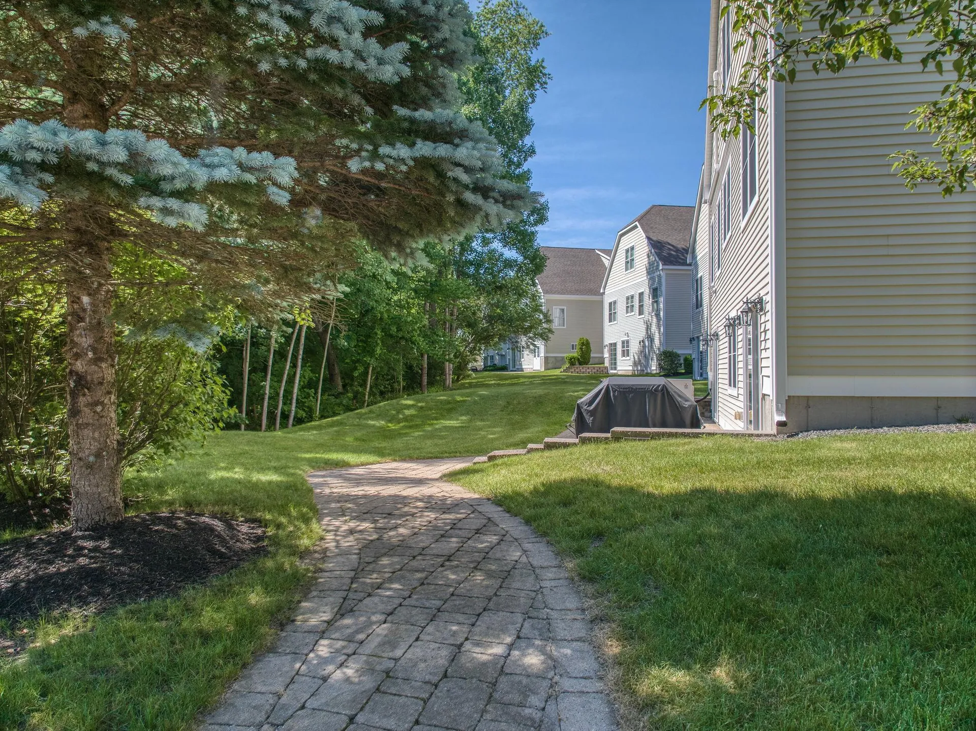10 Metea Lane Bedford NH 03110