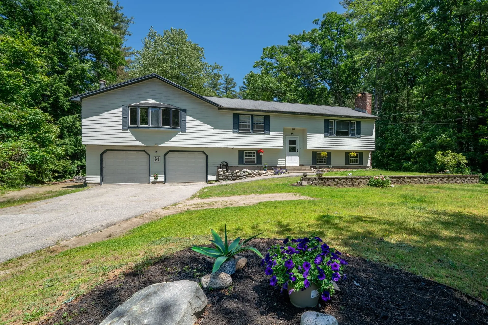2 Mcquesten Circle Litchfield NH 03052