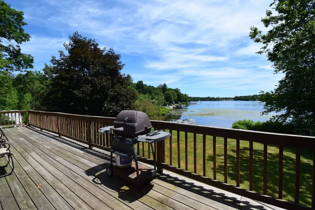 18 Holts Point Road Sandown NH 03873
