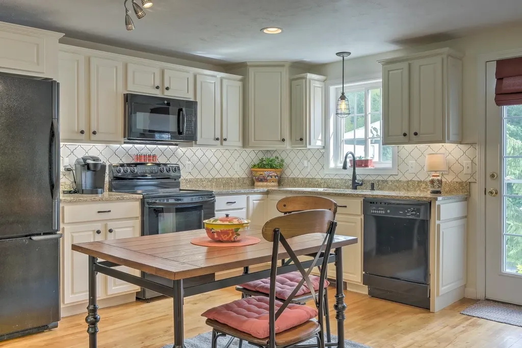 28 Owens Drive Swanzey NH 03446