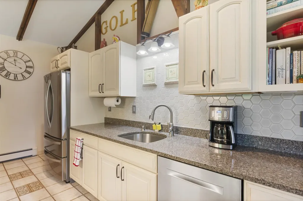 11 Lamore Road Essex VT 05452