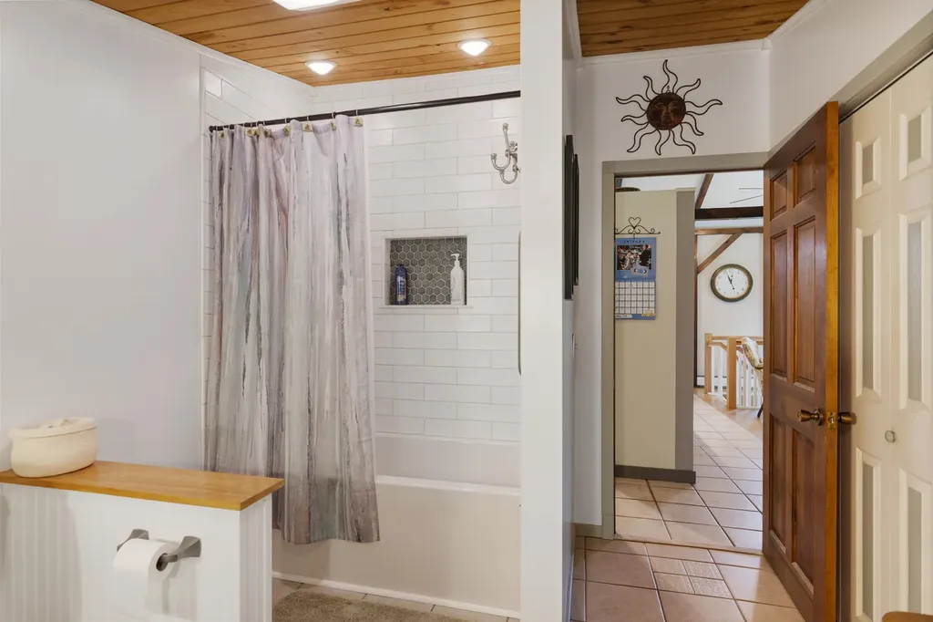 11 Lamore Road Essex VT 05452