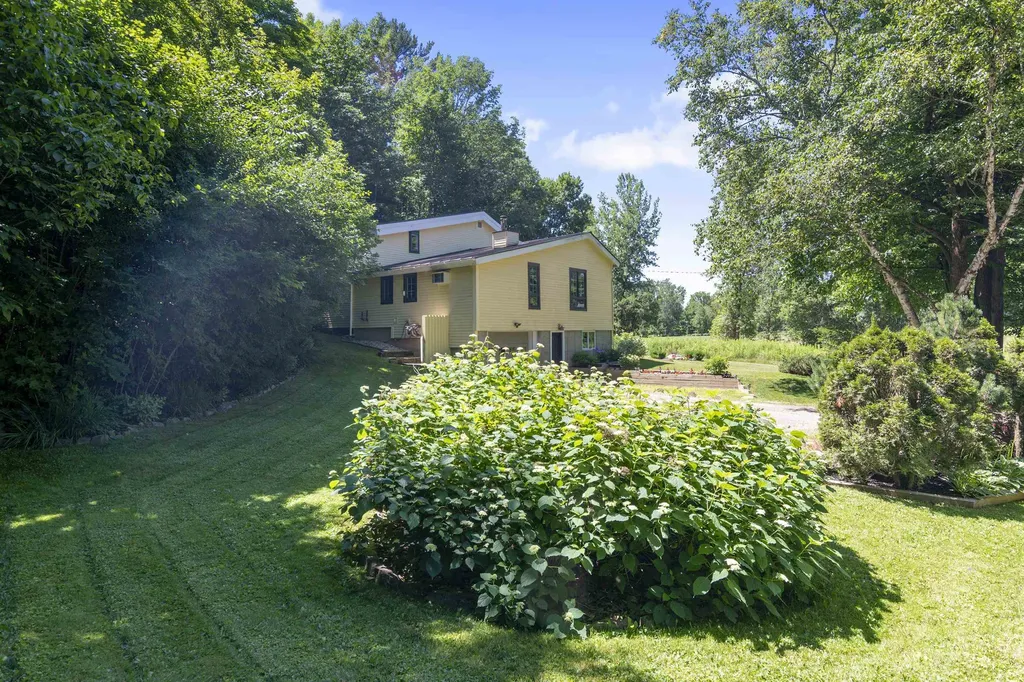 11 Lamore Road Essex VT 05452