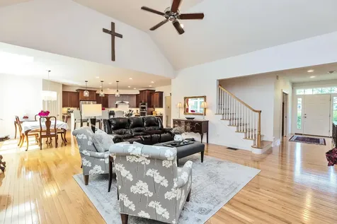 17 Hawthorne Drive Auburn NH 03032