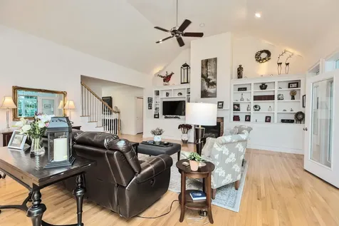 17 Hawthorne Drive Auburn NH 03032