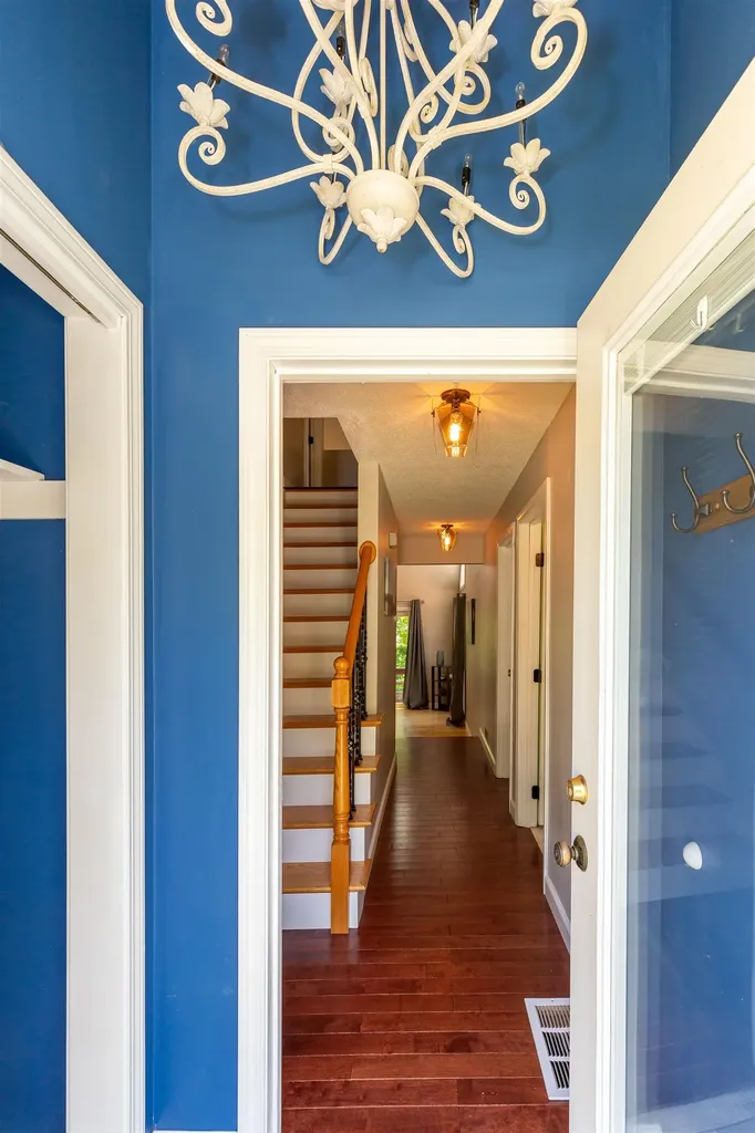 18 Edmatteric Drive Nashua NH 03062