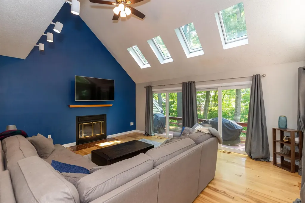 18 Edmatteric Drive Nashua NH 03062