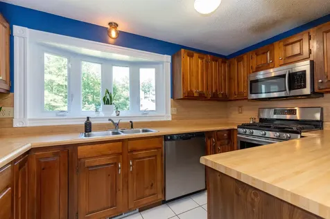 18 Edmatteric Drive Nashua NH 03062