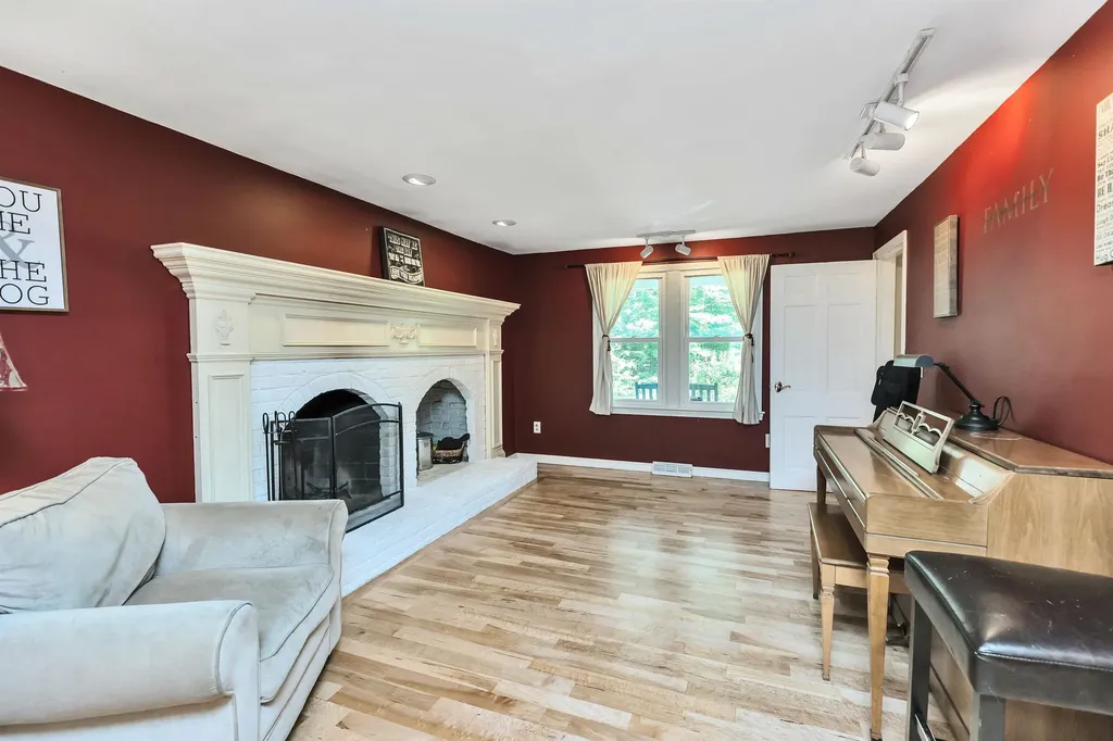 8 Birkdale Road Bedford NH 03110