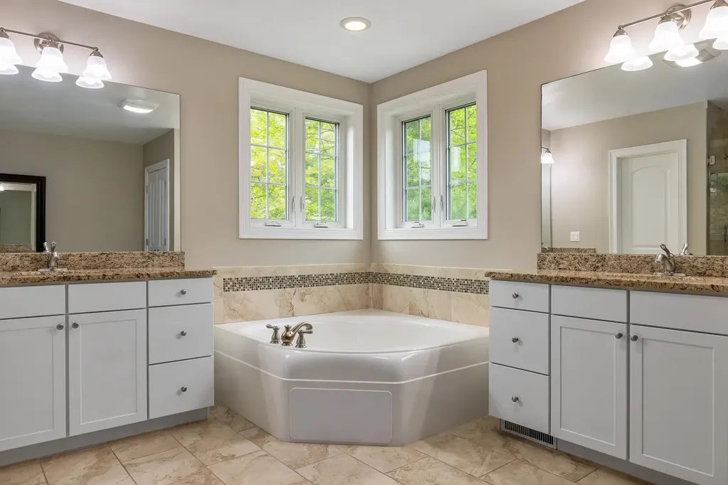 41 Chisholm Farm Drive Stratham NH 03885