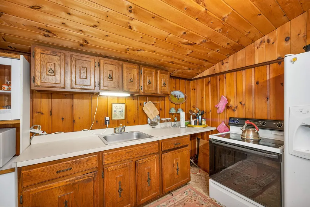 19 Canal Street Meredith NH 03253