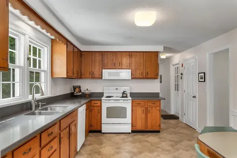 17 Longwood Drive Hampton NH 03842