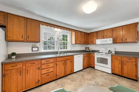 17 Longwood Drive Hampton NH 03842