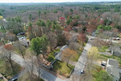 12 Thelma Drive Exeter NH 03833