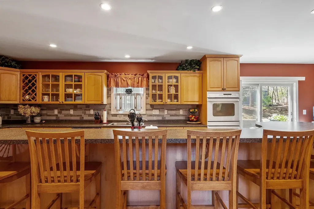 11 Burnham Avenue Nashua NH 03064-1928