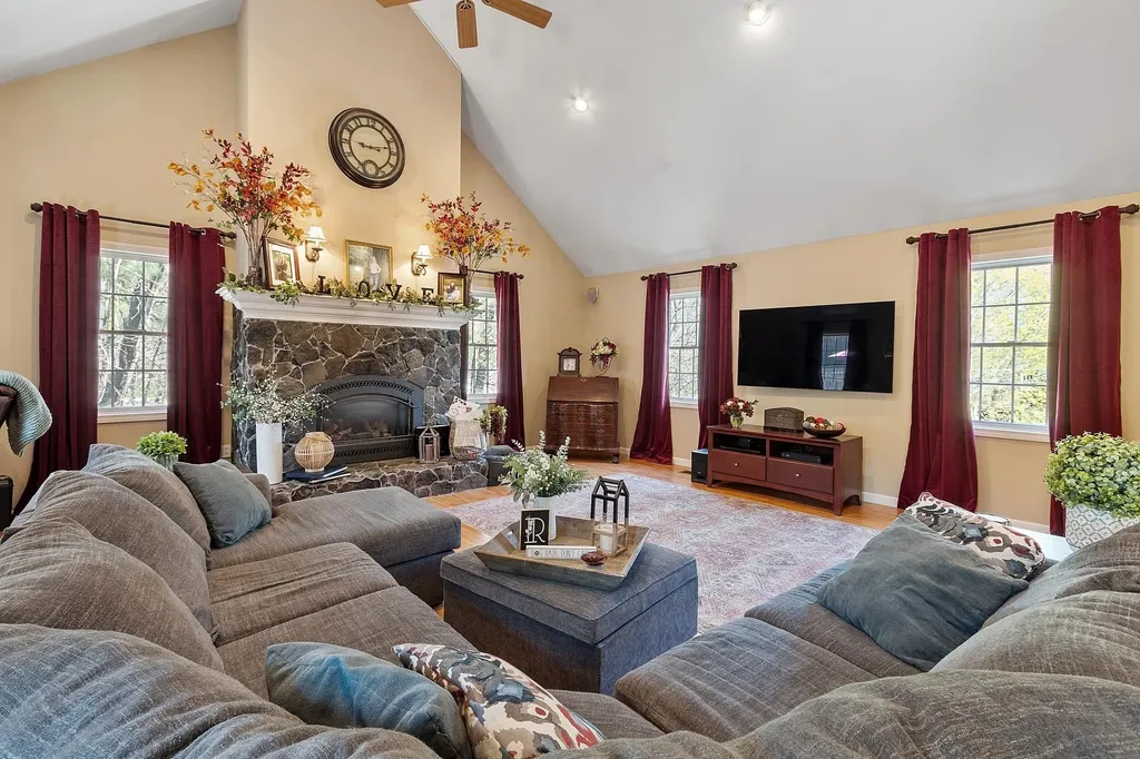 11 Burnham Avenue Nashua NH 03064-1928