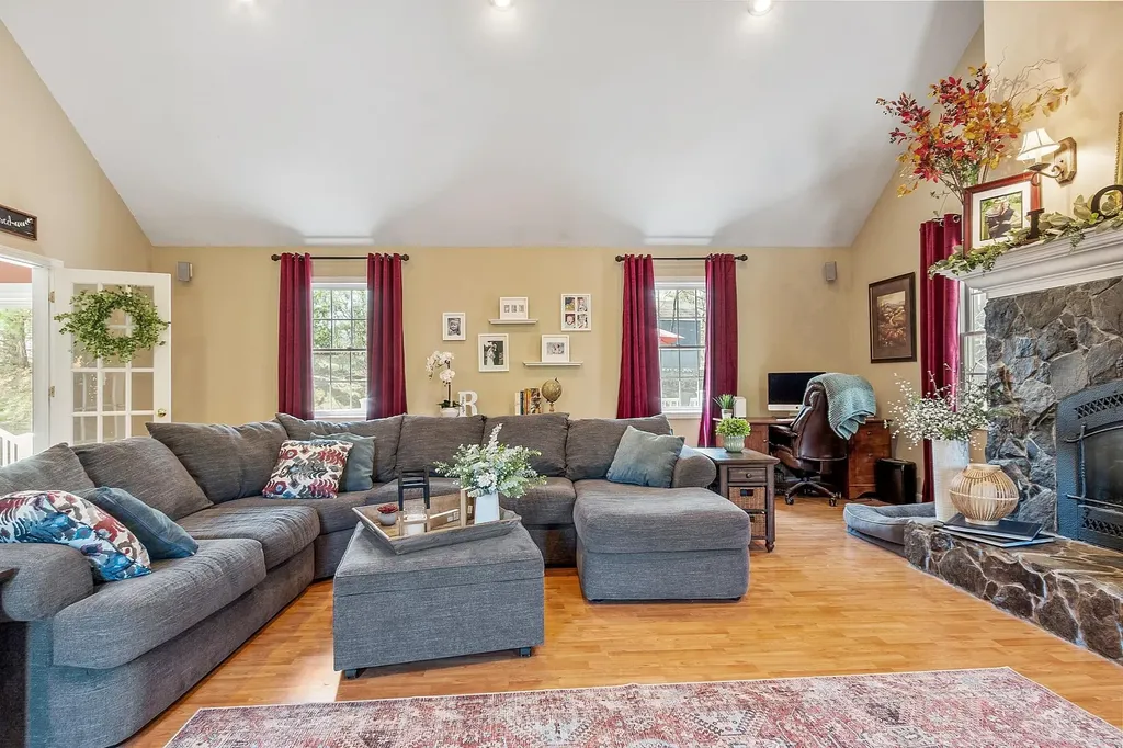 11 Burnham Avenue Nashua NH 03064-1928